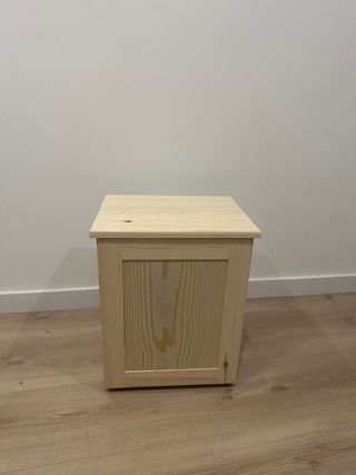 Mesilla de noche artesanal de madera