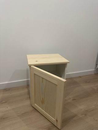 Mesilla de noche artesanal de madera