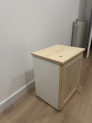 Mesilla de noche artesanal de madera