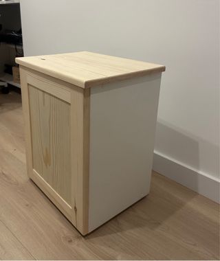 Mesilla de noche artesanal de madera