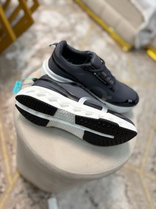 Zapatillas On grises y blancas