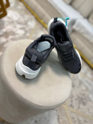 Zapatillas On grises y blancas