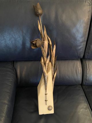 Escultura Flores Metálicas Base Mármol