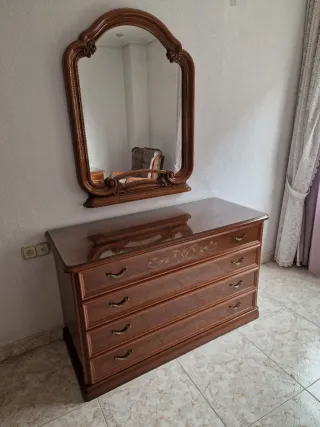 Cómoda de madera con espejo