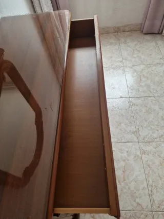 Cómoda de madera con espejo