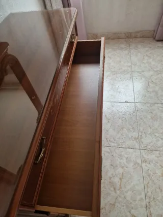 Cómoda de madera con espejo