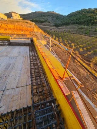 Albañil experto en estructuras y muros