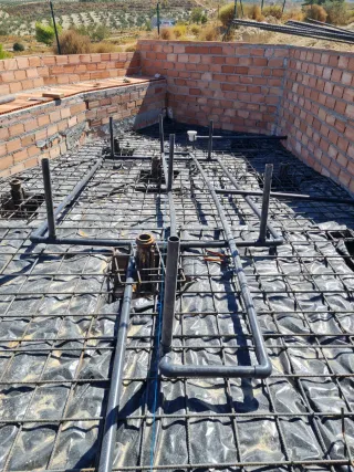 Albañil experto en estructuras y muros