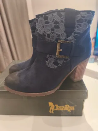 Botines azul oscuro con encaje