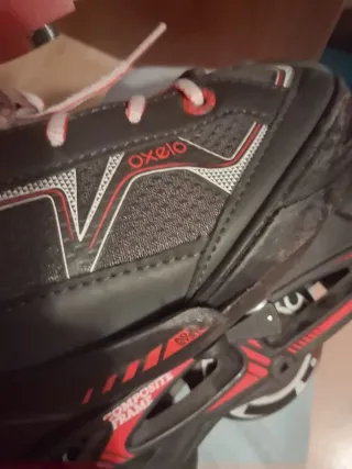 Patines en línea, protecciones infantiles y casco.