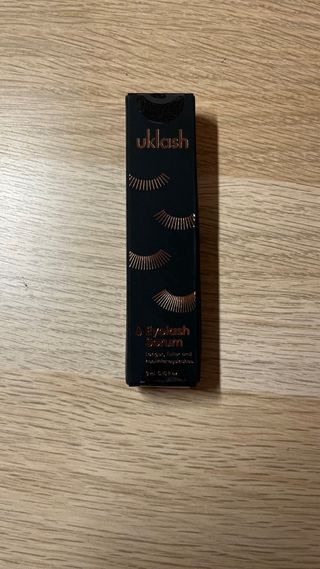 Serum para pestañas UkLash sin abrir