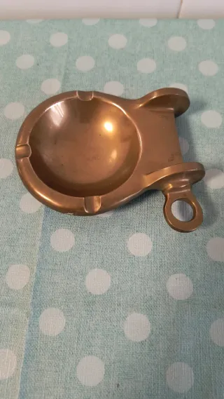 Cenicero de latón con forma de trinchera