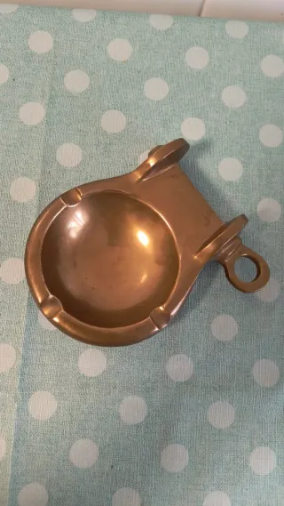 Cenicero de latón con forma de trinchera