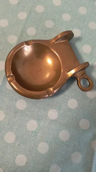 Cenicero de latón con forma de trinchera