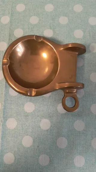 Cenicero de latón con forma de trinchera