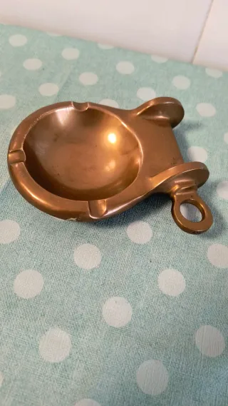 Cenicero de latón con forma de trinchera