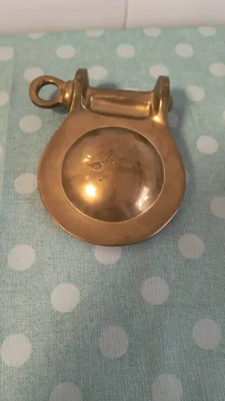 Cenicero de latón con forma de trinchera