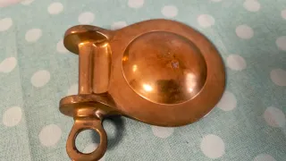 Cenicero de latón con forma de trinchera