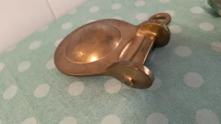 Cenicero de latón con forma de trinchera