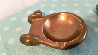 Cenicero de latón con forma de trinchera