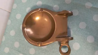 Cenicero de latón con forma de trinchera