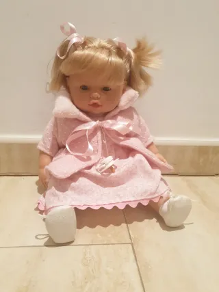 Muñeca bebé con vestido rosa y chupete con sonidos
