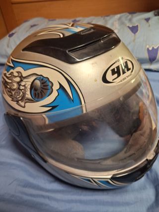 Casco de moto plateado con diseño