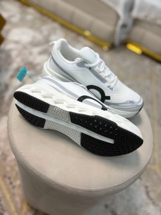 Zapatillas On Running Blancas y Grises