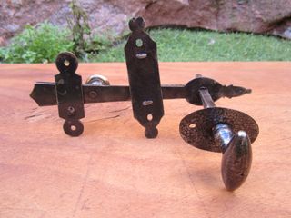 Pestillo antiguo con pomo latón, completo.