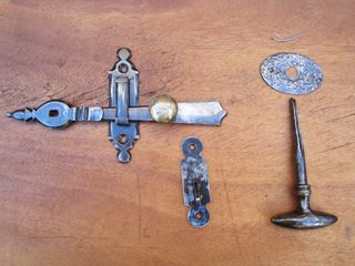 Pestillo antiguo con pomo latón, completo.