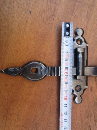 Pestillo antiguo con pomo latón, completo.