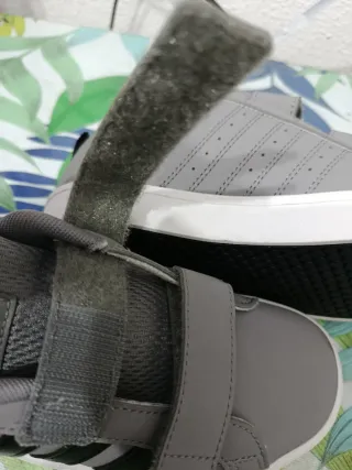 Zapatillas Adidas niño grises con velcro