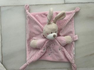 Lote bebé: doudou, biberón, protector enchufe