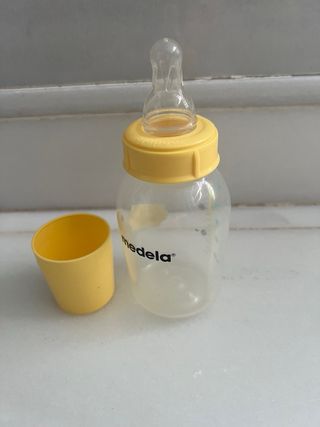 Lote bebé: doudou, biberón, protector enchufe