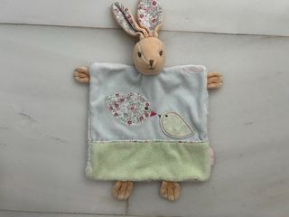 Lote bebé: doudou, biberón, protector enchufe