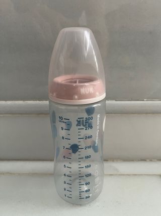 Lote bebé: doudou, biberón, protector enchufe