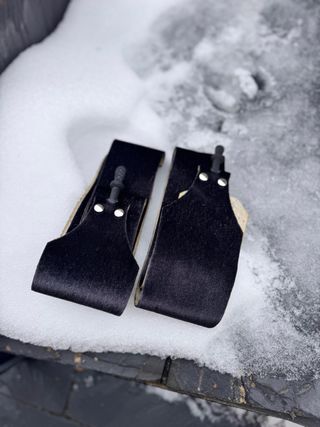 Esquís de travesía 1,57 cmt.+ fijaciones y pieles