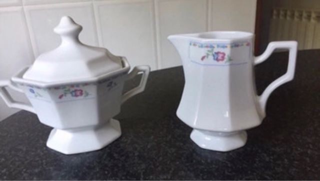 Lote de cerámica con diseño floral