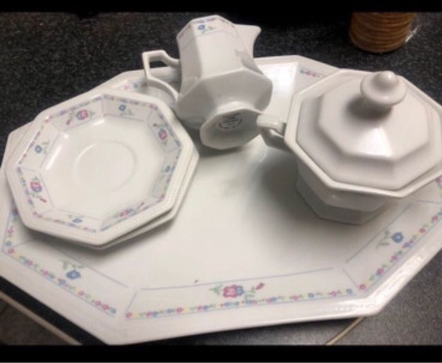 Lote de cerámica con diseño floral