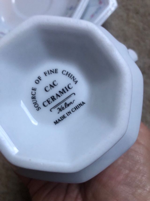 Lote de cerámica con diseño floral