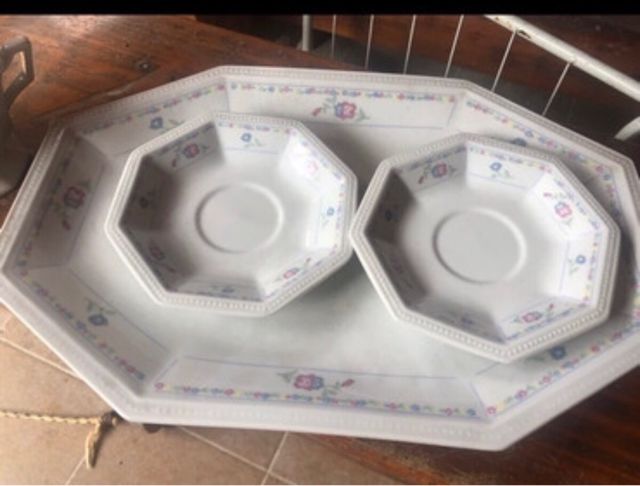 Lote de cerámica con diseño floral