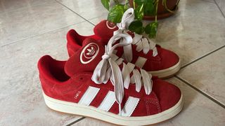 Adidas Campus Rosse con dettagli bianchi
