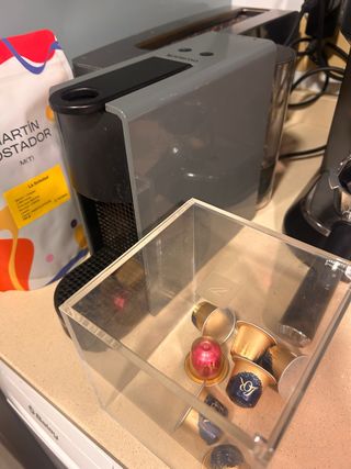 Cafetera Nespresso Essenza mini Gris + Caja