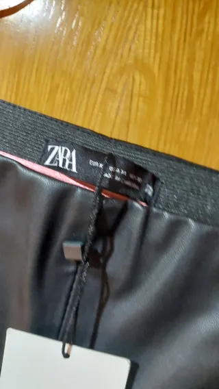 Pantalón polipiel ZARA negro