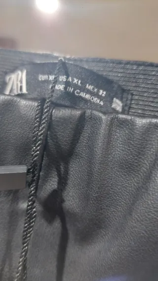 Pantalón polipiel ZARA negro