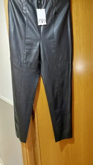 Pantalón polipiel ZARA negro