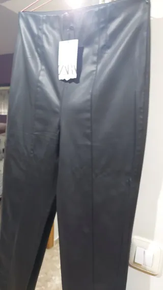 Pantalón polipiel ZARA negro