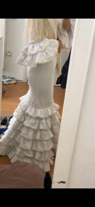 Traje Flamenca Blanco con Detalles Beige