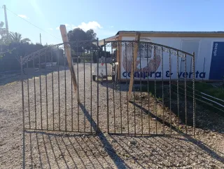 Puerta de hierro, ancho 330 cm  alto 1,80 cm.