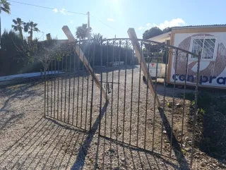 Puerta de hierro, ancho 330 cm  alto 1,80 cm.